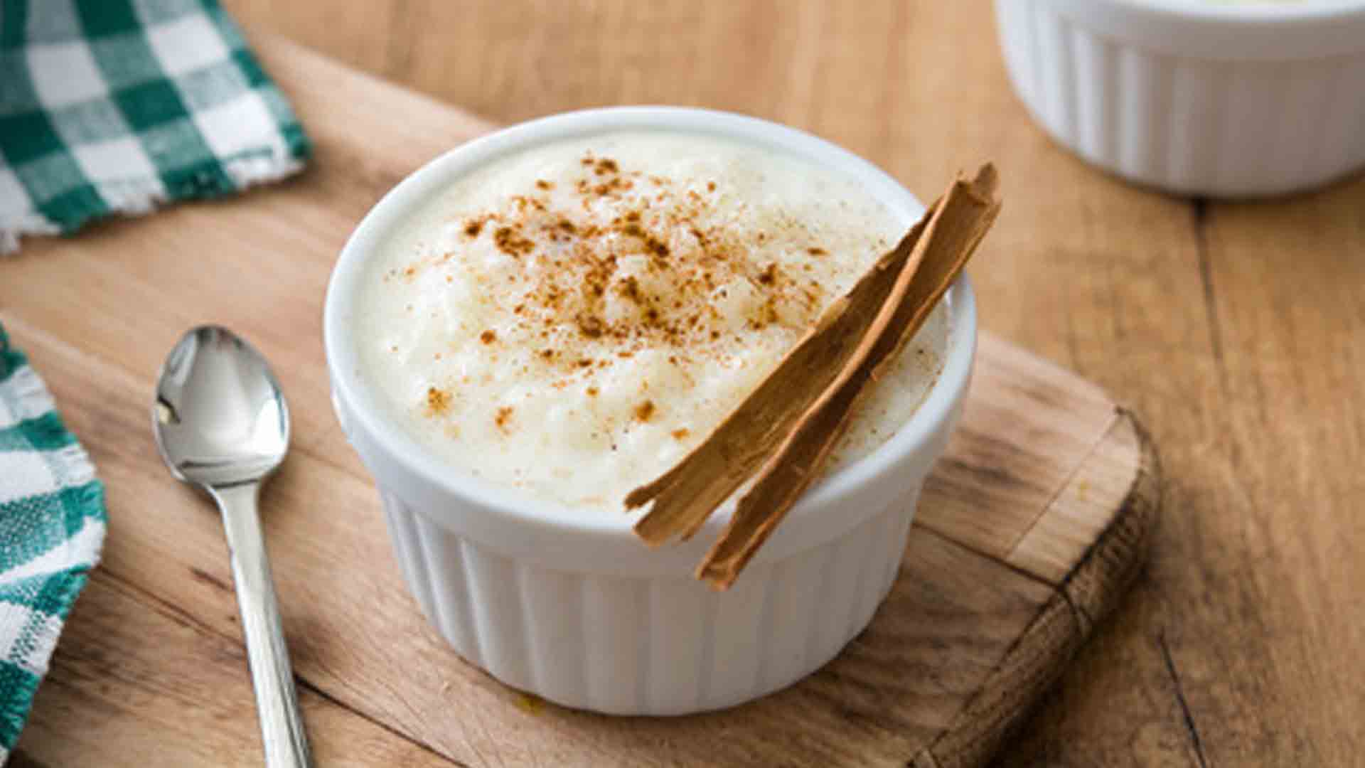 Riz au lait crémeux parfumé à la cannelle et à l’orange.
