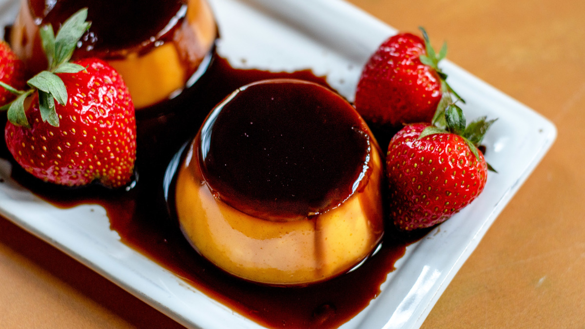 Flan mexicain doré au caramel sur une assiette.
