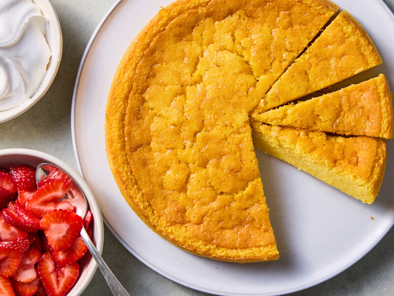 Tranche de gâteau au maïs moelleux et légèrement sucré.