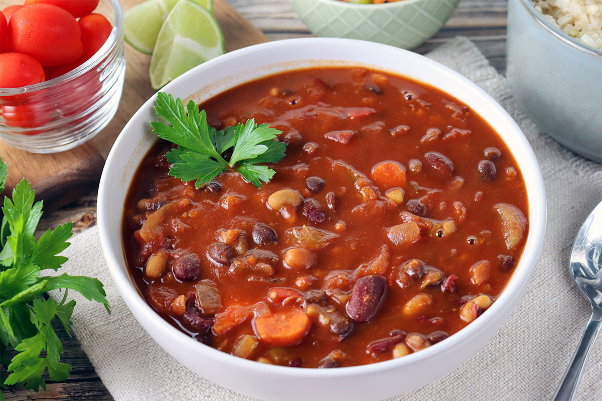 Bol de soupe mexicaine aux haricots noirs et épices.