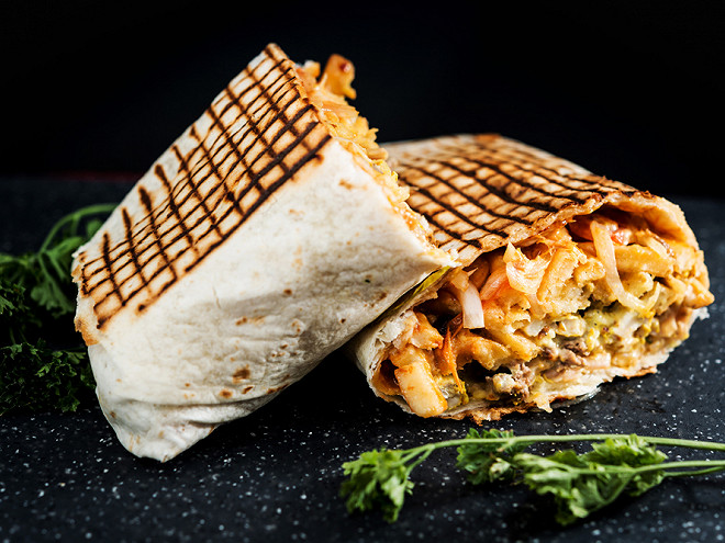Tacos français garnis de viande, frites et sauce maison.