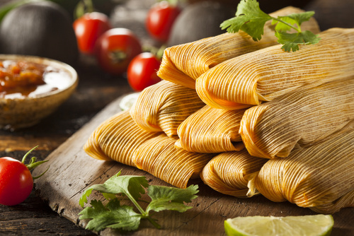 Tamales traditionnels mexicains cuits dans des feuilles de maïs.