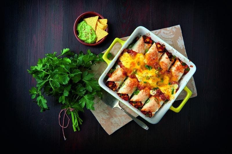 Enchiladas gratinées nappées de sauce rouge et fromage fondu.