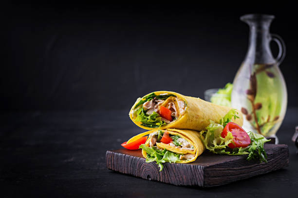 Image de tortillas maison moelleuses empilées sur une assiette.
